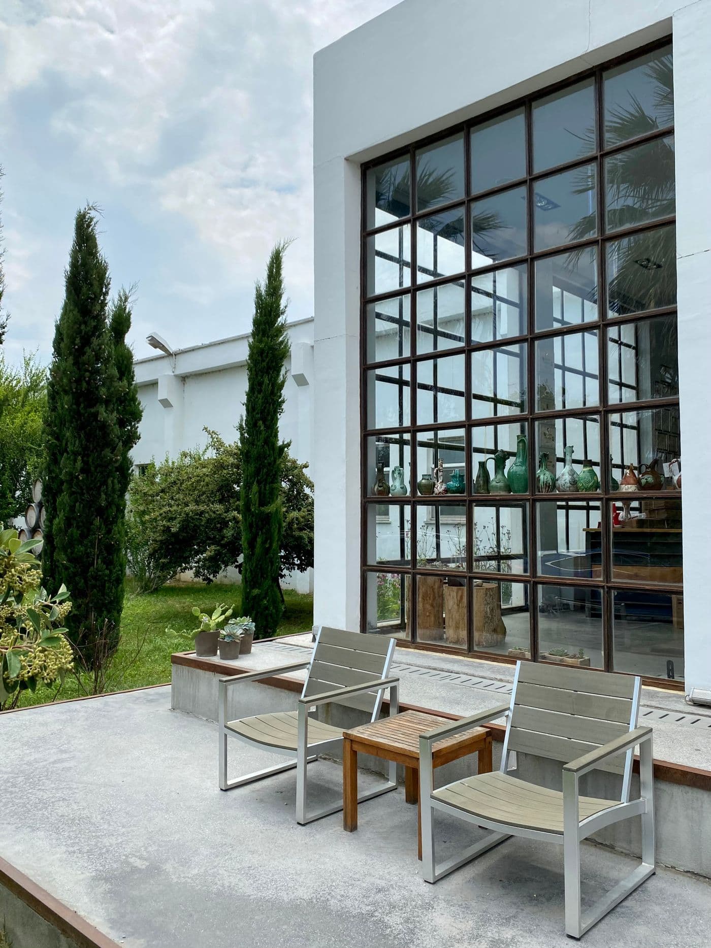 Terrasse dégagée avec fauteuils et table basse en bois